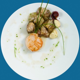 SCALLOPS WITH CLAM SAUCE AND SPRING ONIONS